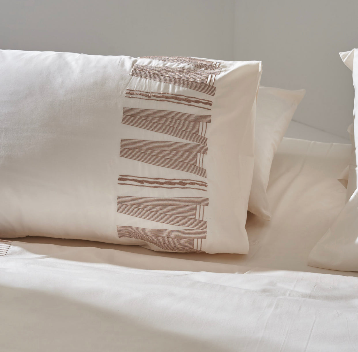 Sateen Unda Embroidery Duvet set in Ivory