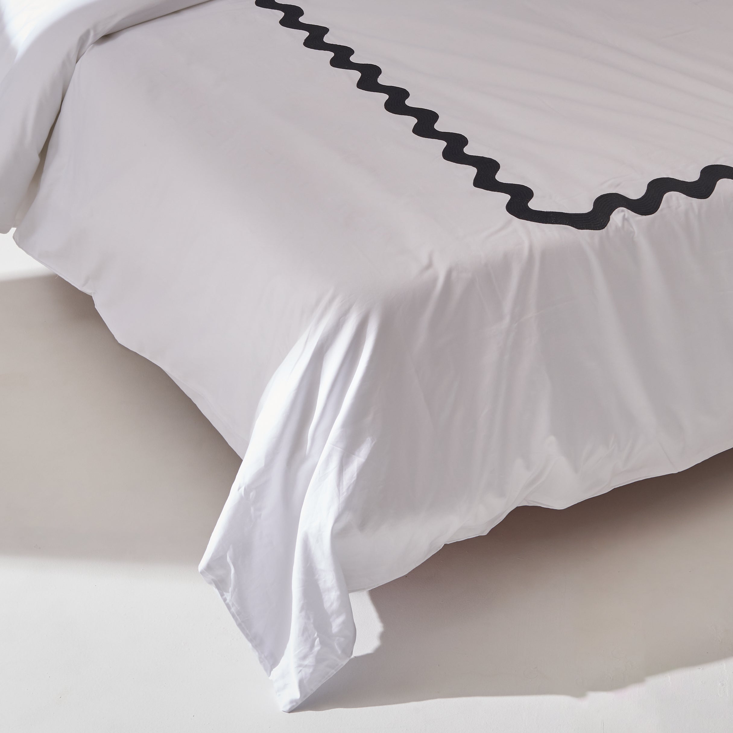 Sateen Zizgag Embroidered Duvet set in Black