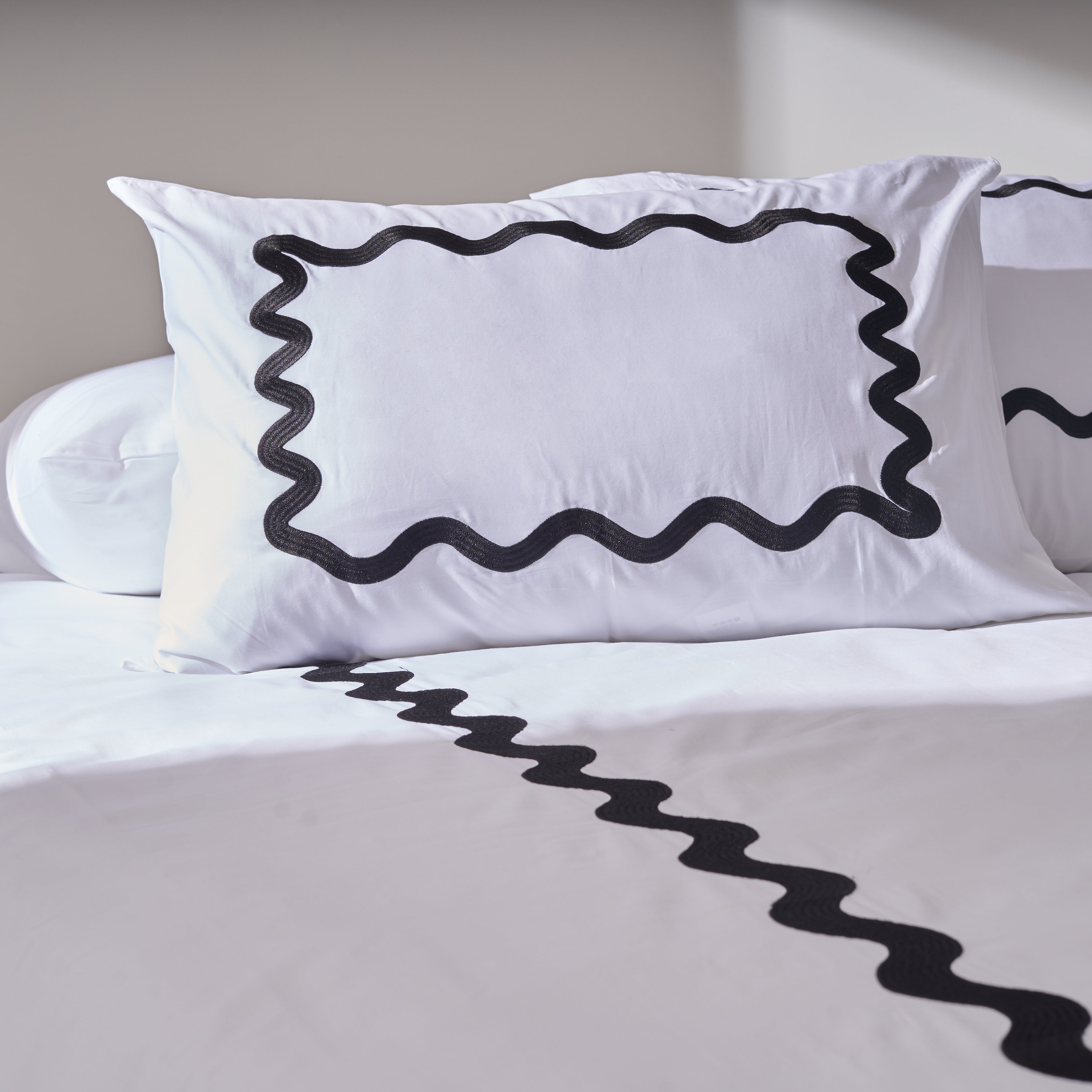 Sateen Zizgag Embroidered Duvet set in Black