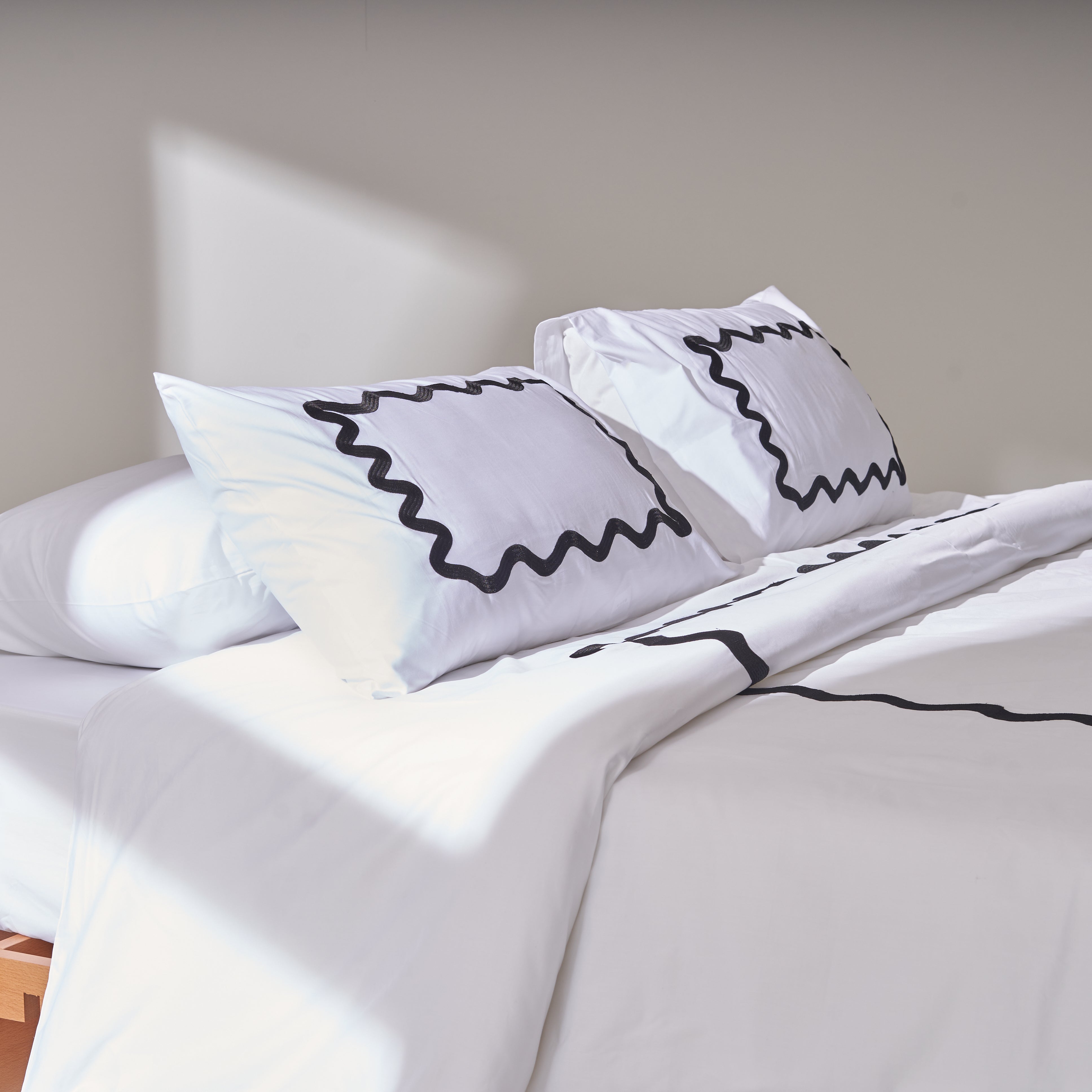 Sateen Zizgag Embroidered Duvet set in Black
