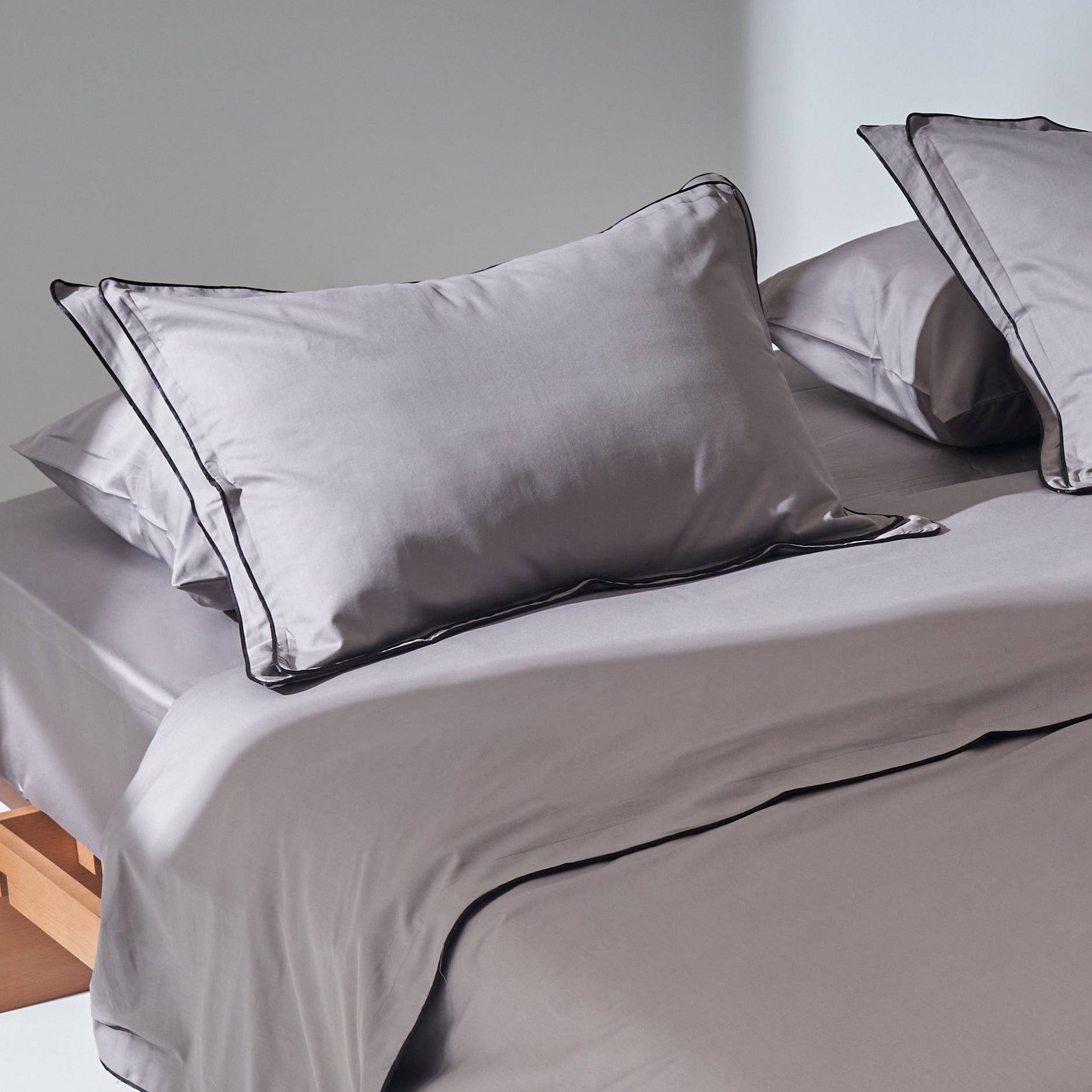 Sateen Double Piping Duvet set in Black