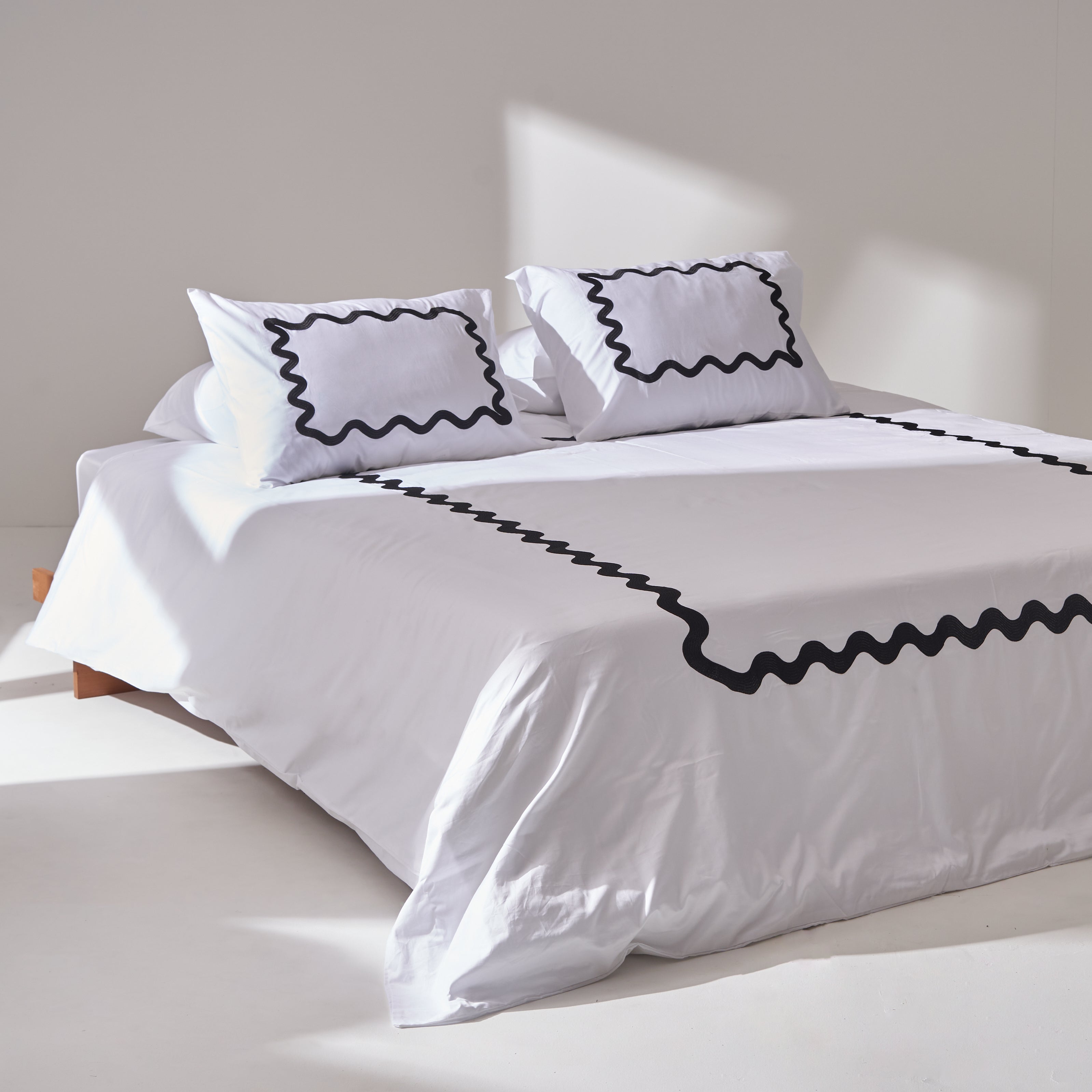 Sateen Zizgag Embroidered Duvet set in Black